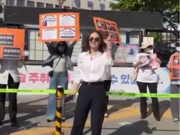 Koreyada o‘zbek ayollari Nozima Kim uchun namoyish o‘tkazdi (video)