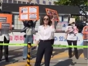 Кореяда ўзбек аёллари Нозима Ким учун намойиш ўтказди