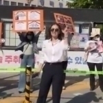 Koreyada o‘zbek ayollari Nozima Kim uchun namoyish o‘tkazdi