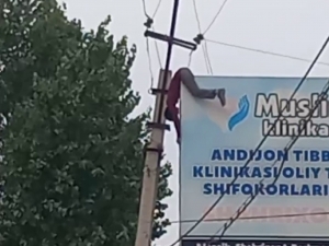 Andijonda reklama bannerini o‘rnatayotgan erkakni tok urdi  (video)