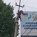 Andijonda reklama bannerini o‘rnatayotgan erkakni tok urdi  (video)