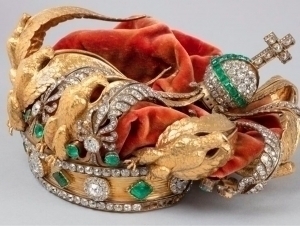 Jiddiy zararlangan: Luvrdan o‘g‘irlangan Yevgeniya toji namoyish etildi