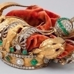 Jiddiy zararlangan: Luvrdan o‘g‘irlangan Yevgeniya toji namoyish etildi