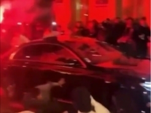 Номаълум шахс машинасини тўғри ПСЖ мухлислари устига ҳайдади (видео)