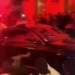 Номаълум шахс машинасини тўғри ПСЖ мухлислари устига ҳайдади (видео)