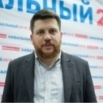 Навальнийнинг шериги уйи ёнида болға билан ҳужумга учради