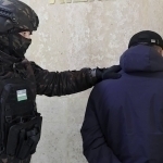 Андижонда 11 йил олдин бировнинг уйига қурол билан кирган шахс ушланди