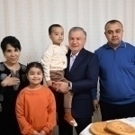 Президент Қаршидаги уйда меҳмон бўлди