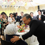 Mirziyoyev hajga yiqqan mablag‘ini mahalladoshlariga yordamga sarflagan ayolni alohida e’tirof etdi