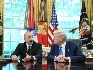 Алиев набиралари учун Трампдан ҳадя сўради (видео)