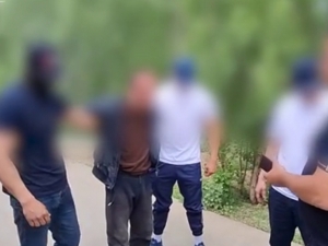 2 kg “gashish”ni 17 ming dollarga pullayotgan shaxs ushlandi (video)