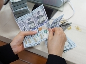 Dollar kursi 12 ming so‘mdan tushdi