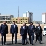 Mirziyoyev adir yonbag‘rida qurilayotgan massivni borib ko‘rdi