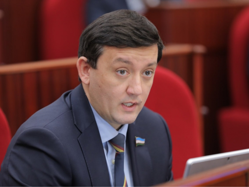 “Bu noqonuniy”. Bobur Bekmurodov poytaxtda peshlavhalar demontaj qilinayotganini qoraladi (video)