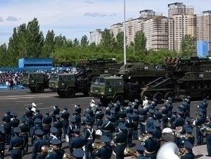 Қозоғистонда Тўқаев бошчилигида ҳарбий парад бўлиб ўтди (видео)