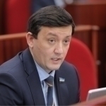 “Bu noqonuniy”. Bobur Bekmurodov poytaxtda peshlavhalar demontaj qilinayotganini qoraladi (video)