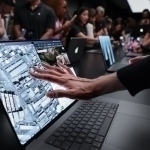 Apple илк бор сенсор экранли MacBook Pro’ни тақдим этди