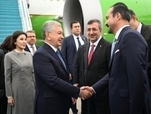 Şavkat Mirziyoyev rafiqasi bilan Anqaraga bordi (video)