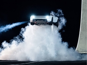 Tesla salto otadigan g‘ayrioddiy sportkarni taqdim etdi (video)