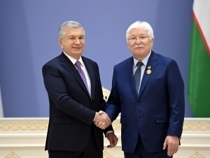 Президент тиббиёт ва фармацевтика соҳаси ходимларини тақдирлади
