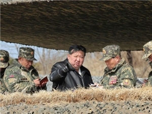 Ким Чен Ин армиясининг отишмаларини кузатди