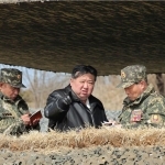 Kim Chen In armiyasining otishmalarini kuzatdi