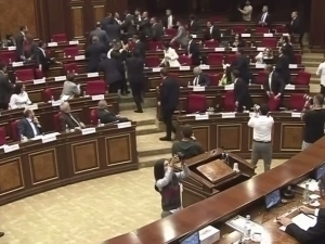 Арманистон парламентида депутатлар муштлашиб кетди (видео)