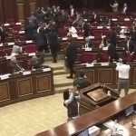 Armaniston parlamentida deputatlar mushtlashib ketdi (video)
