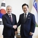 Mirziyoyev Janubiy Koreya Prezidenti bilan uchrashib, uni O‘zbekistonga taklif qildi