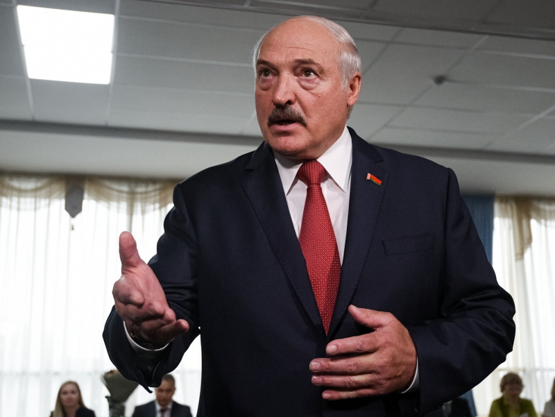 Лукашенко: “Коронавирус энг кучлиларнинг дунёни урушсиз бўлиб олишга уриниши эмасми?”