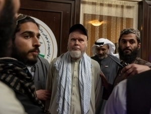 “Толибон” журналистлар қуршовида америкалик маҳбусни озод қилди