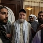 “Толибон” журналистлар қуршовида америкалик маҳбусни озод қилди