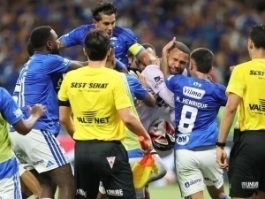 Futbolda katta janjal: hakam 23 futbolchiga qizil kartochka ko‘rsatdi (video)