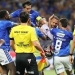 Futbolda katta janjal: hakam 23 futbolchiga qizil kartochka ko‘rsatdi (video)