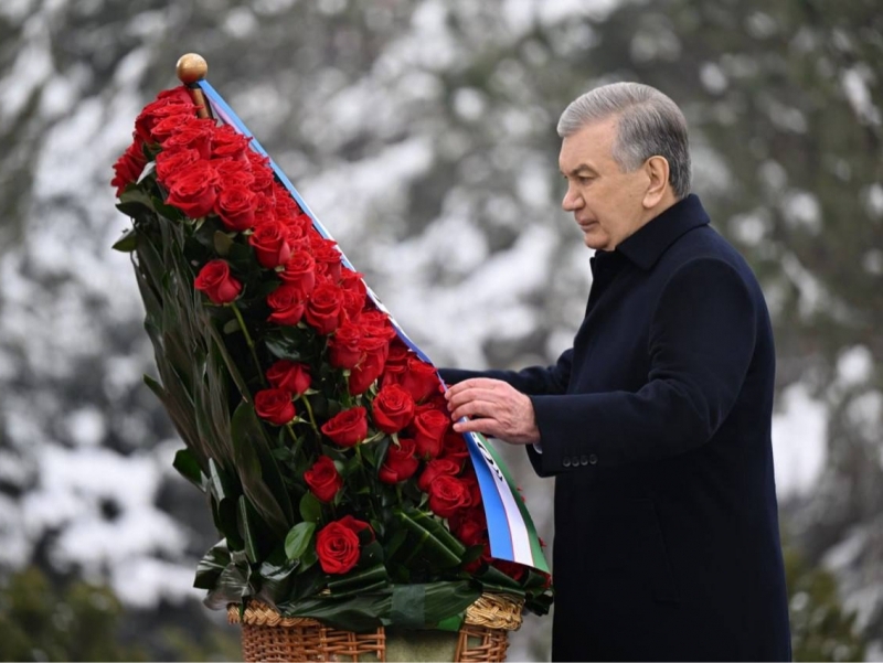 Shavkat Mirziyoyev Islom Karimov haykali poyiga gul qo‘ydi 