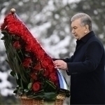 Shavkat Mirziyoyev Islom Karimov haykali poyiga gul qo‘ydi 