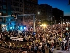 Сербияда юз минглаб одамлар муддатидан олдин сайловларни талаб қилмоқда