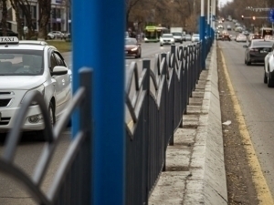 Yo‘llarda xavf tug‘dirishi aytilgan temir panjaralar nega yana o‘rnatilmoqda?