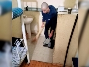 Қоидабузар Асадбек Жумаев қамоқда қандай шароитда сақланаётгани айтилди