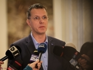 Руминия Мудофаа вазирининг дипломлари сохта экани фош бўлди