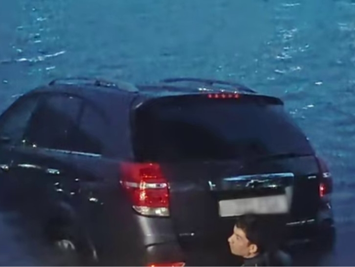 Captiva rolls into canal in Bostonliq after handbrake left unsecured (video)