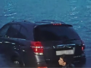 Bo‘stonliqda qo‘l tormozi tortilmagan Captiva kanalga tushib ketdi (video)