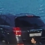 Bo‘stonliqda qo‘l tormozi tortilmagan Captiva kanalga tushib ketdi (video)