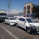Toshkent viloyatida KamAZ oraliq masofani saqlamagani sababli 4 ta avtomobil to‘qnashdi (video)