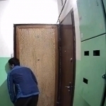 Тошкентда кўп қаватли уйнинг хонадонларини пойлаган эркак қамалди (видео)