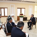 Shavkat Mirziyoyev Nurotada nuroniylar suhbatini oldi