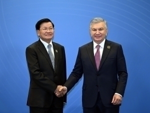Shavkat Mirziyoyev Laos Prezidenti bilan uchrashdi