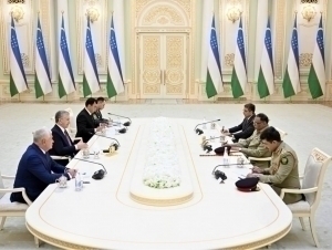 Mirziyoyev meets with Pakistani General