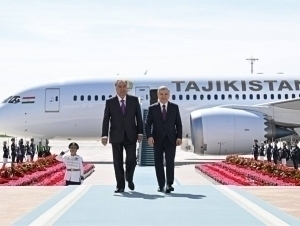 Шавкат Мирзиёев Имомали Раҳмонни кутиб олди