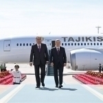 Шавкат Мирзиёев Имомали Раҳмонни кутиб олди